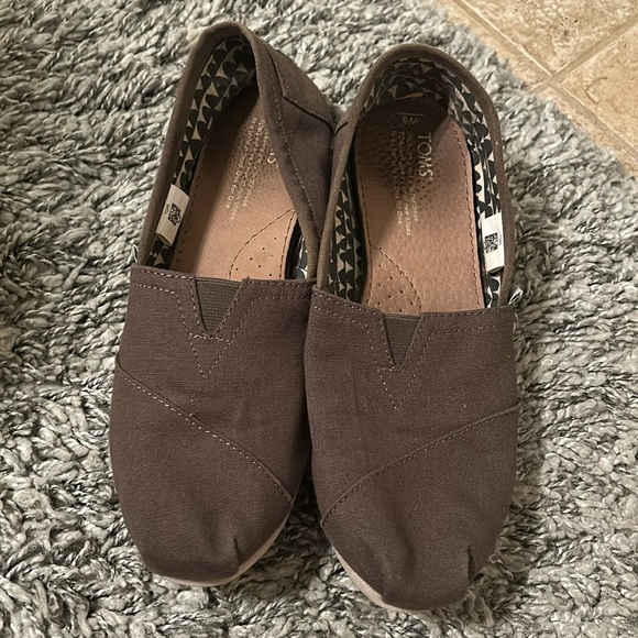 Women’s Toms olive color size 9 - Picture 1 of 8